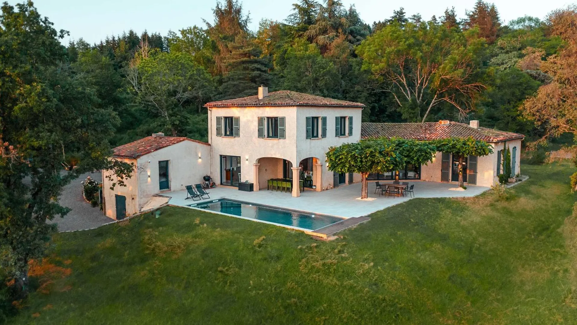 Le Mas Du Roulier, Villa Provencale Chic, 320M2 Au Calme Avec Vue 180 Sur Puy De Dome Thiers 0*,  Fransa